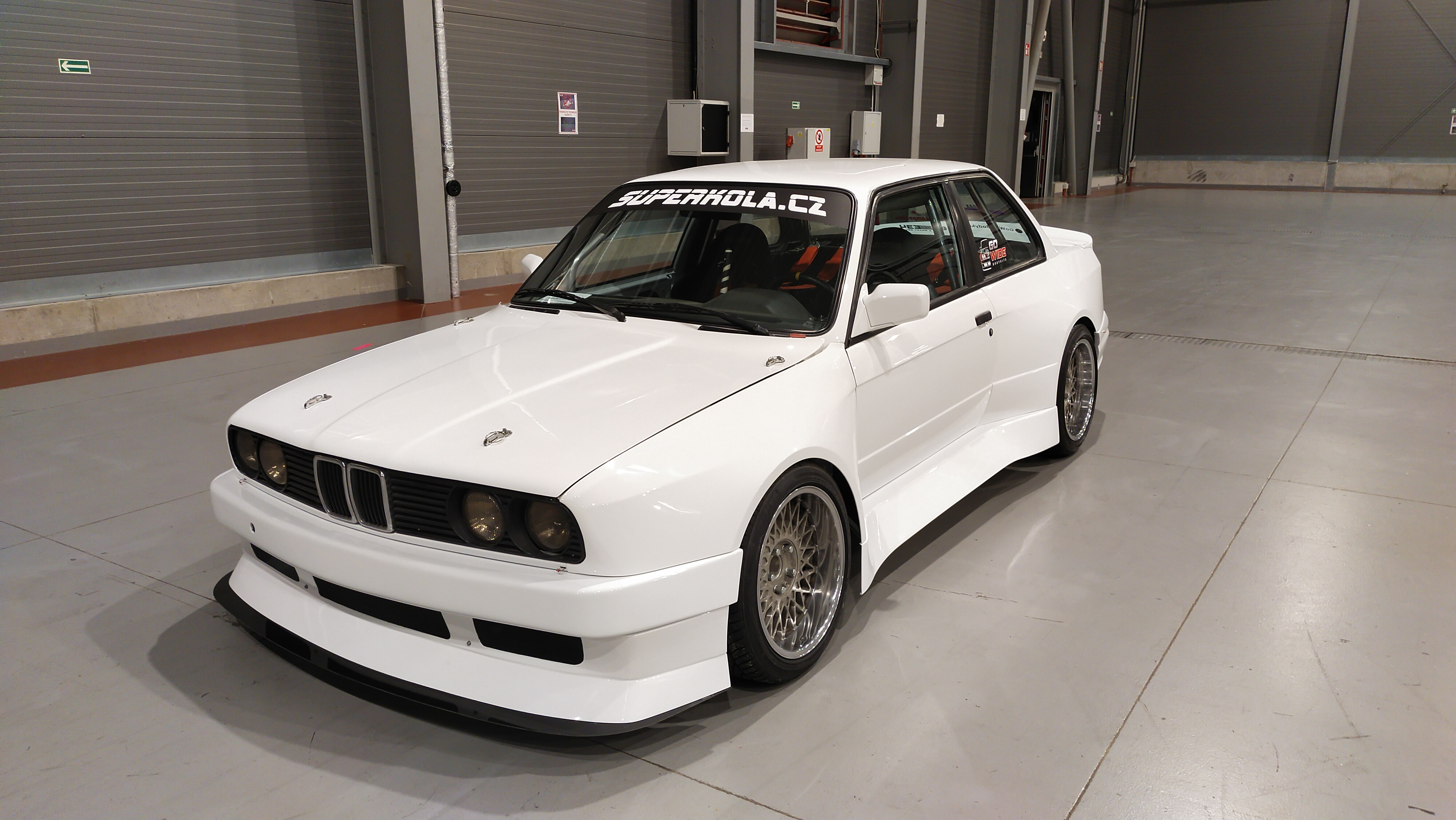 GOwide BMW E30 front three quarter view
